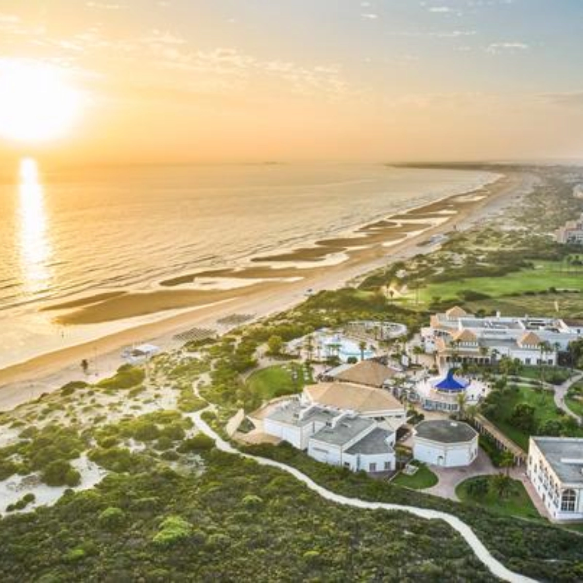 Luftaufnahme vom Aldiana Club Andalusien mit Blick auf den Sonnenuntergang am Strand.